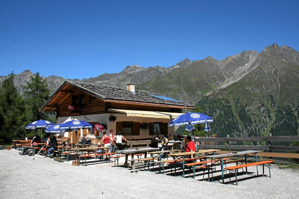 Wiese Hotel St. Leonhard im Pitztal